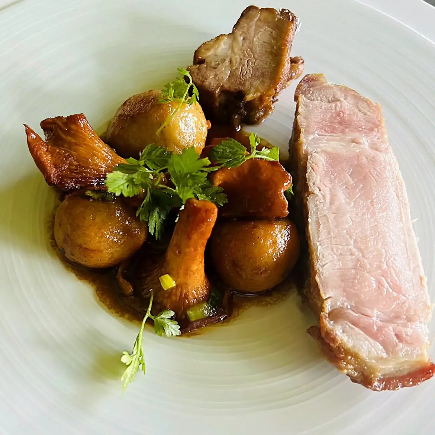 Carré de Porc Roti, Giroles et gnocchi à la farine de gaude